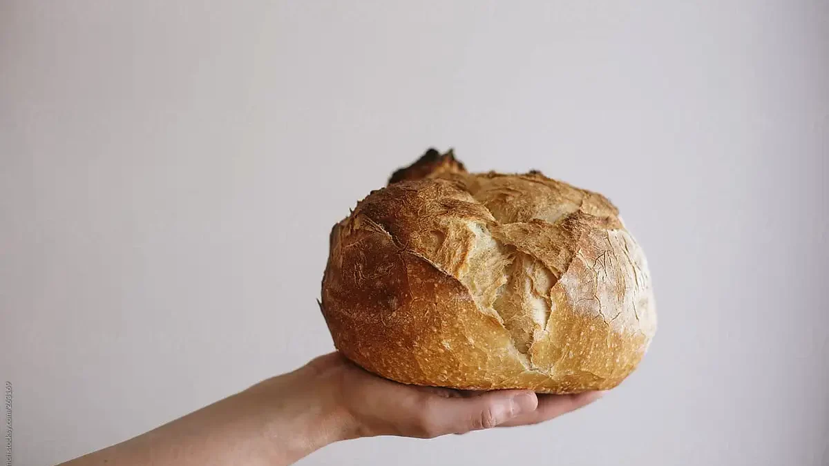 Dimenticatevi di scaldare il forno: così potrete preparare un pane croccante perfetto con la friggitrice ad aria senza impastare