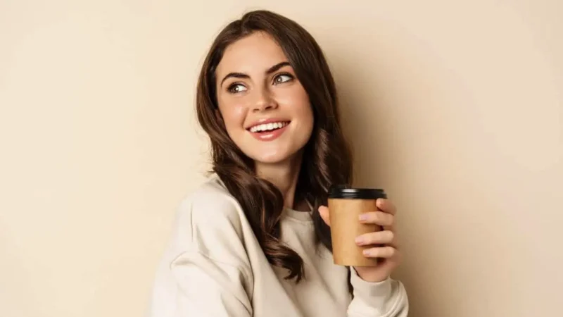 La felicità in una tazza o un trucco chimico? Gli psichiatri rivelano cosa fa davvero il caffè al cervello